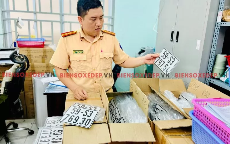 Biển số xe xanh trắng đỏ v&agrave;ng