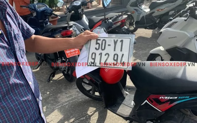 Biển số xe xanh trắng đỏ v&agrave;ng