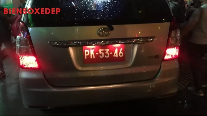 Biển số xe m&agrave;u đỏ