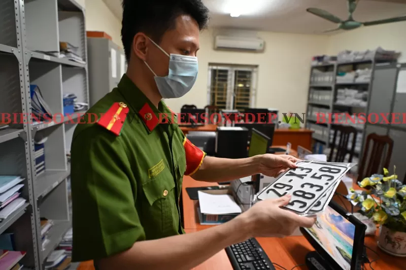 bấm biển số xe